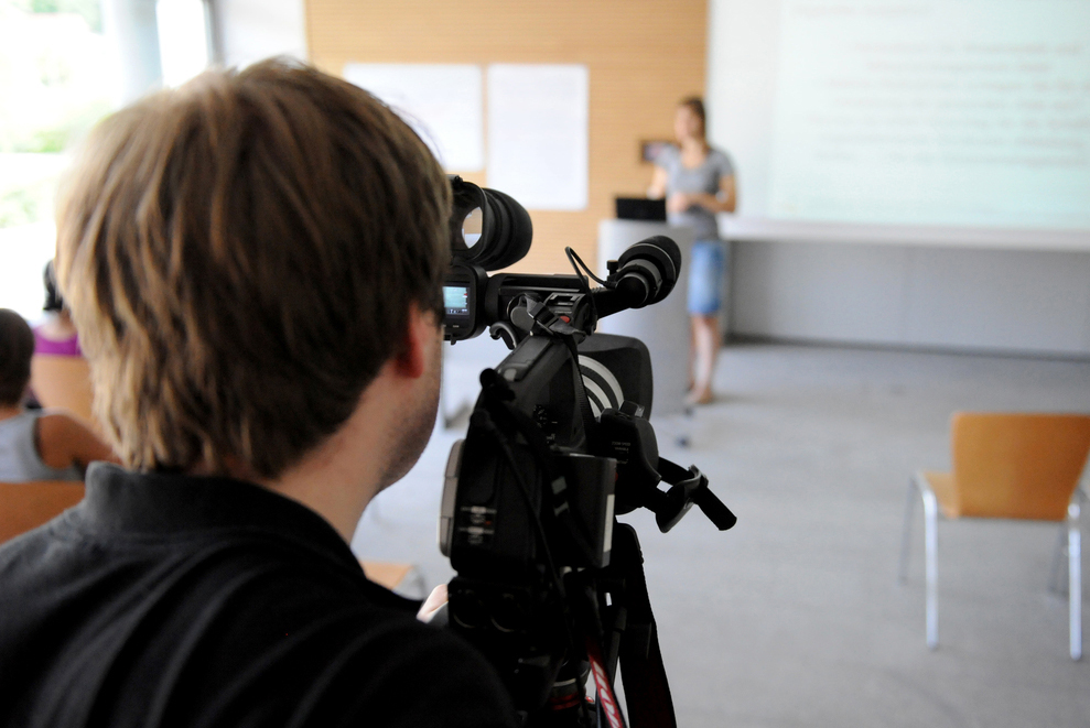 Setzen Sie mit unserer Medientechnik Ihr eigenes Medienprojekt um Aufzeichnung einer Veranstaltung mit einer Videokamera